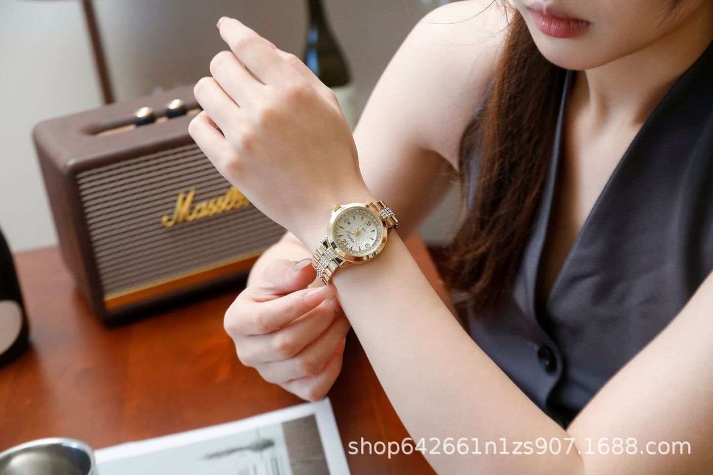 Women's Quartz Watch With Stainless Steel Strap And Buckle, Featuring Tempered Glass Mirror And Pointer Display