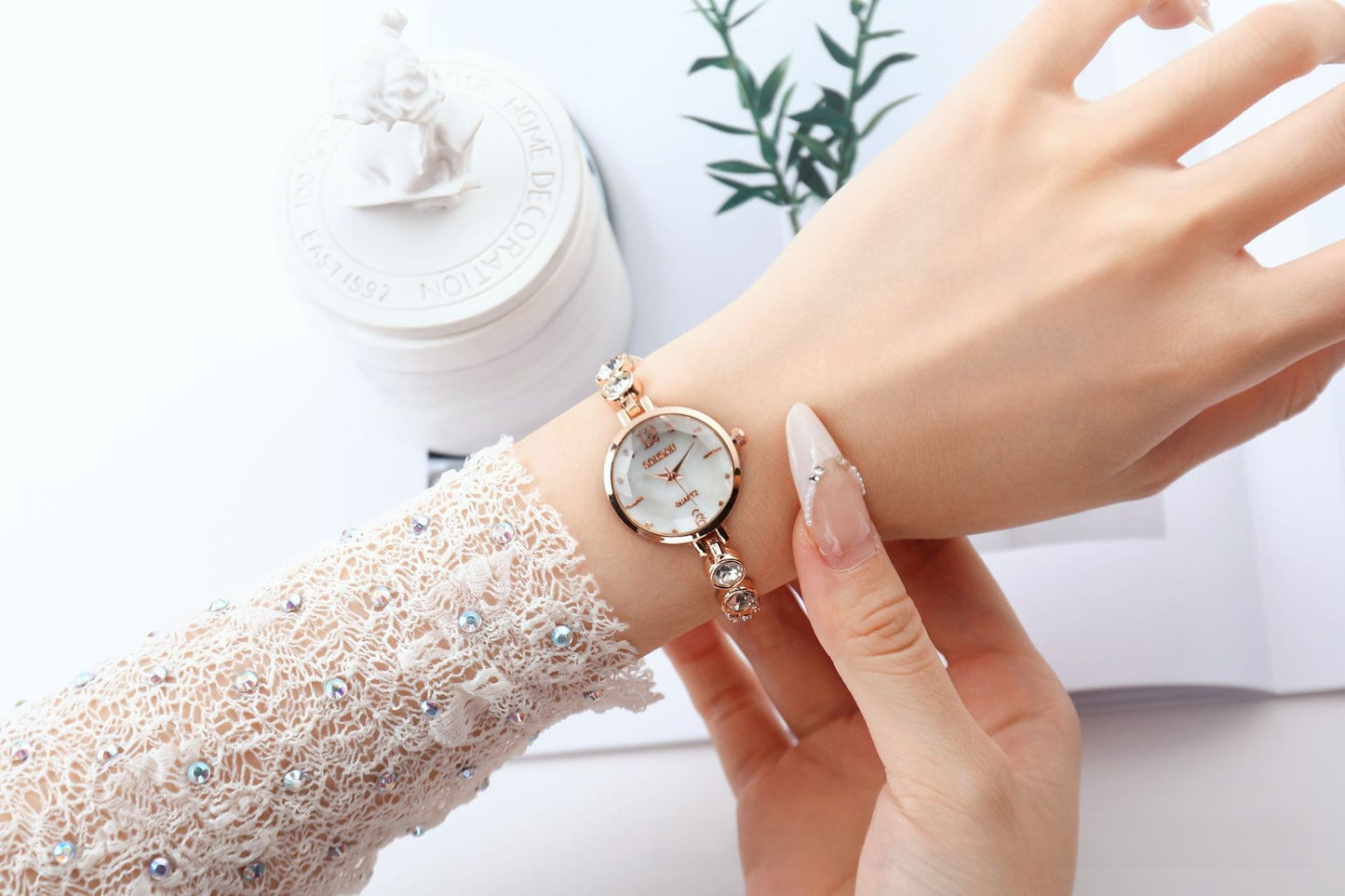 Women's Quartz Watch With Stainless Steel Strap And Buckle, Featuring Tempered Glass Mirror And Pointer Display