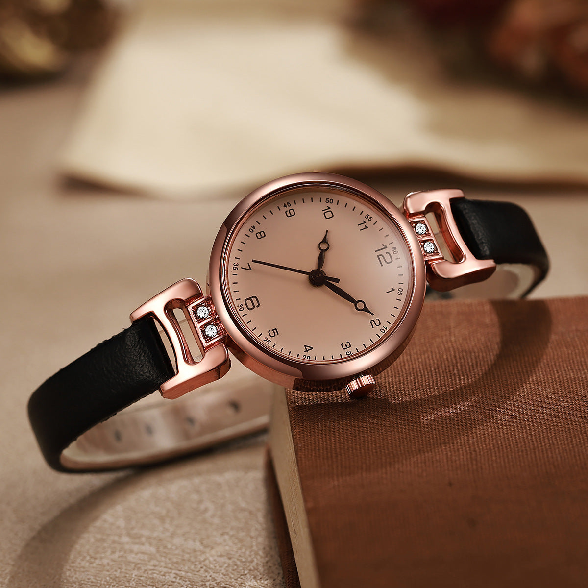 Women’s Quartz Watch With Round Dial, Imitation Leather Strap, Pin Buckle, And Ordinary Glass Mirror