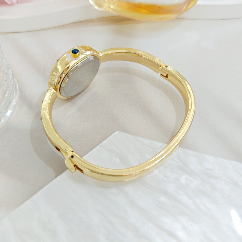 Women's Oval Dial Quartz Watch With Alloy Strap Featuring Ordinary Glass Mirror And Pointer Display