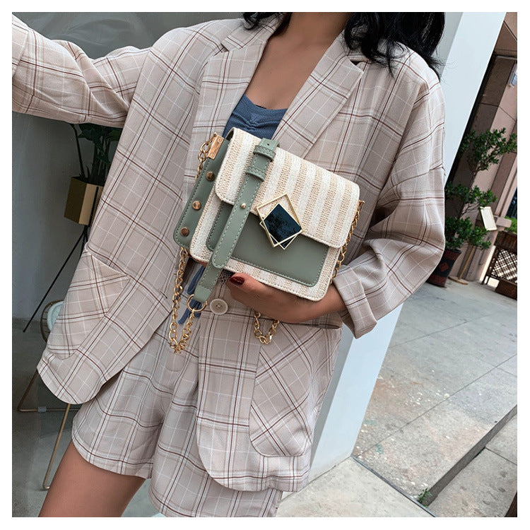 Stylish set-up woven one-shoulder slanted bag