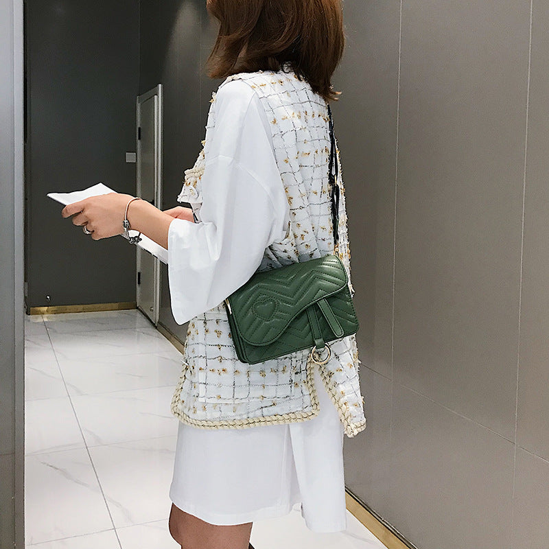 Heart-shaped wide shoulder strap shoulder bag