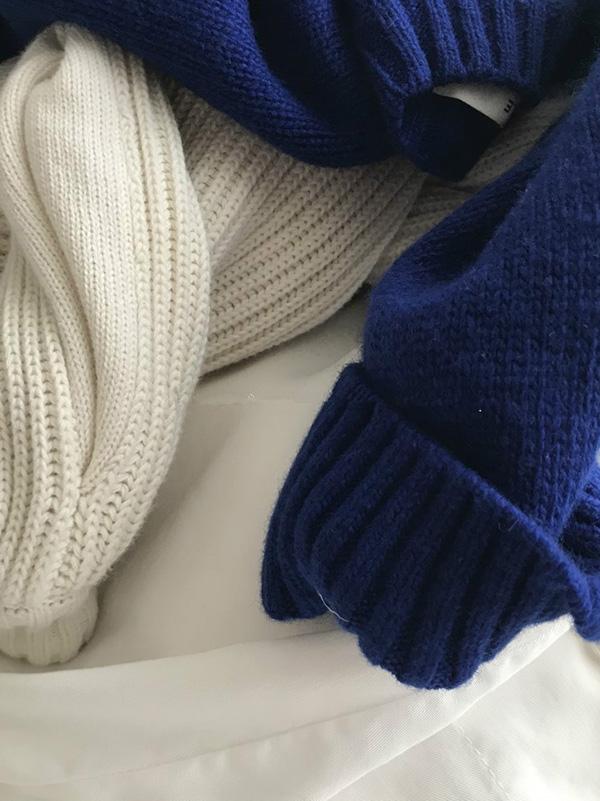 LOOSE KNITING BLUE SWEATER