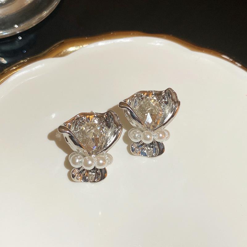 French romantic bouquet with pearl earrings