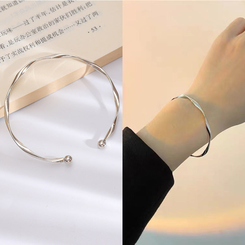 Simple and versatile wavy open bracelet