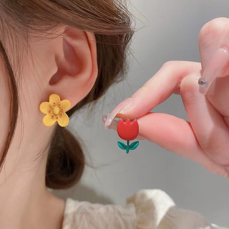 Golden-scented asymmetrical flower earrings