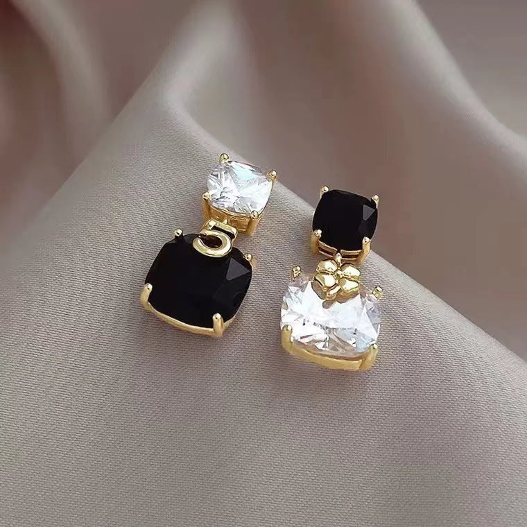 S925 silver needle clover black and white asymmetric earrings