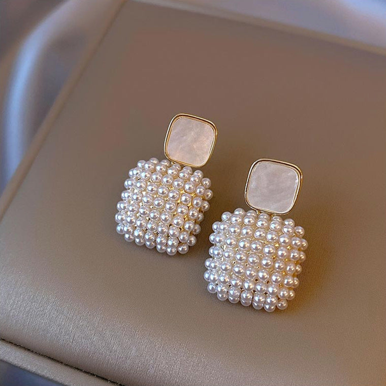 Simple and fashionable pearl square earrings