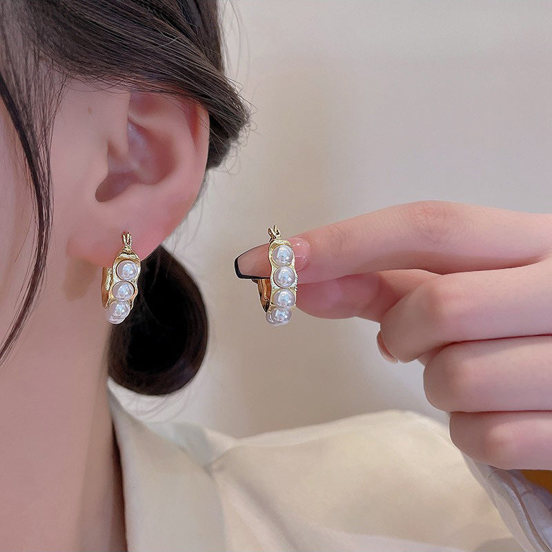 U-shaped pearl earrings