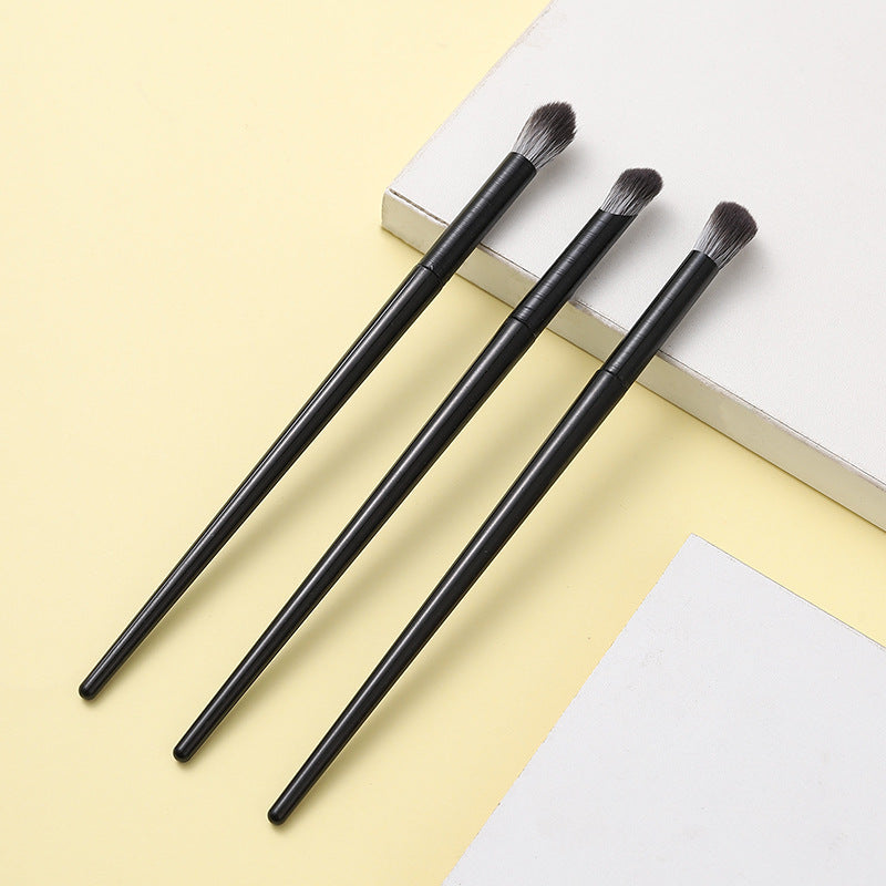 1 Piece Eyeshadow Brush With Plastic Handgrip Featuring Soft Artificial Fiber For Precise Makeup Application