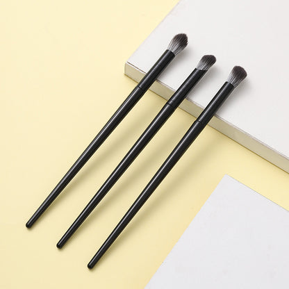1 Piece Eyeshadow Brush With Plastic Handgrip Featuring Soft Artificial Fiber For Precise Makeup Application