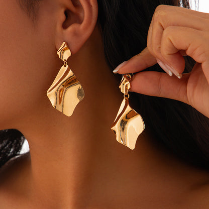 Exaggerated Heart Shape Earrings For Women In Golden Alloy, Stylish And Bold Design