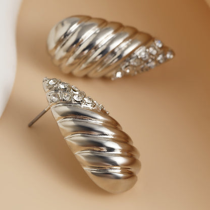 Exaggerated Heart Shape Earrings For Women In Golden Alloy, Stylish And Bold Design
