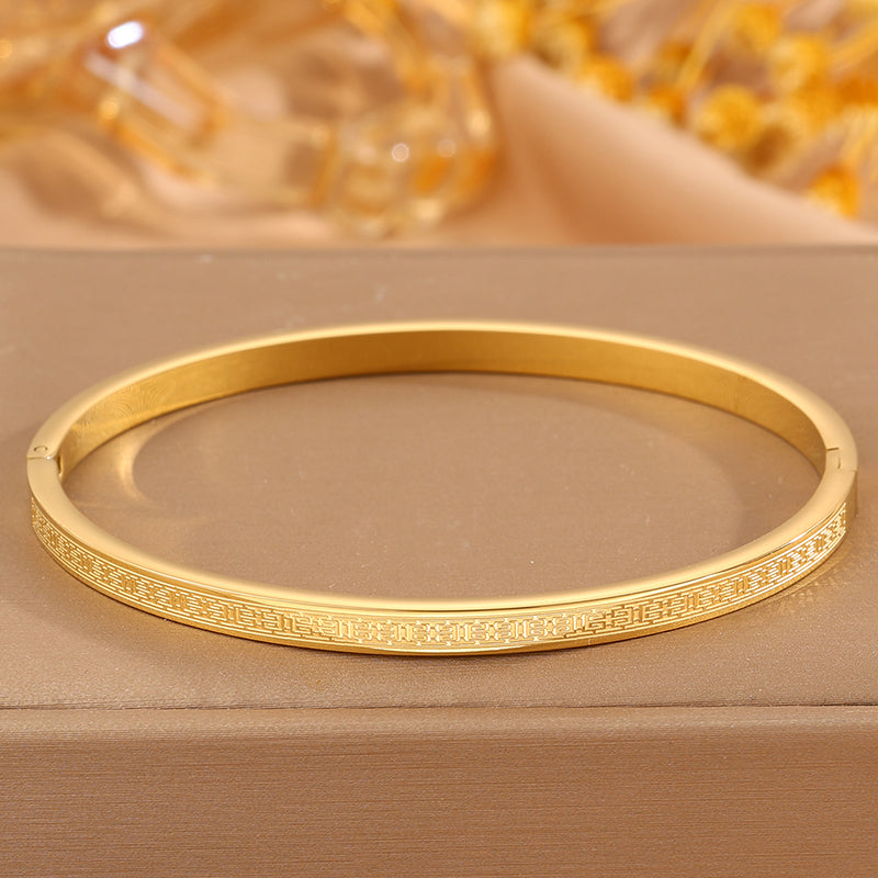 Solid Color Women's Bangle In 304 Stainless Steel With 18K Gold Plated Finish And Stone-Free Inlay