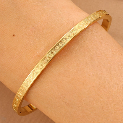 Solid Color Women's Bangle In 304 Stainless Steel With 18K Gold Plated Finish And Stone-Free Inlay