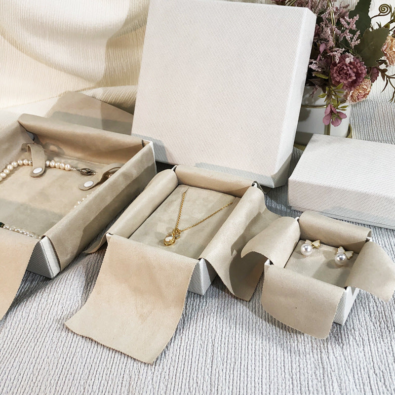 1 Piece Flannel Jewelry Box Featuring Love Charms Design