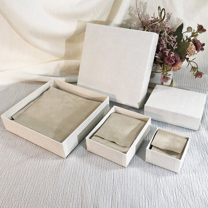 1 Piece Flannel Jewelry Box Featuring Love Charms Design
