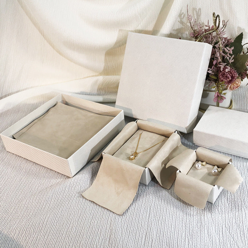 1 Piece Flannel Jewelry Box Featuring Love Charms Design