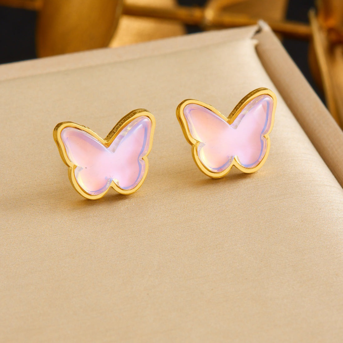 Pink Jewelry Set Featuring Elegant Butterfly Pattern For Stylish Wear