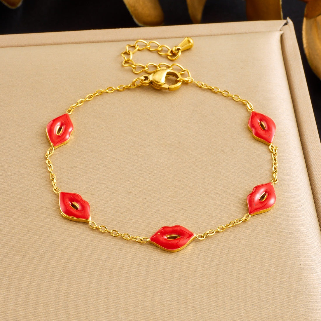 Golden Jewelry Set Featuring Lips Pattern, Stylish And Elegant Design For Special Occasions
