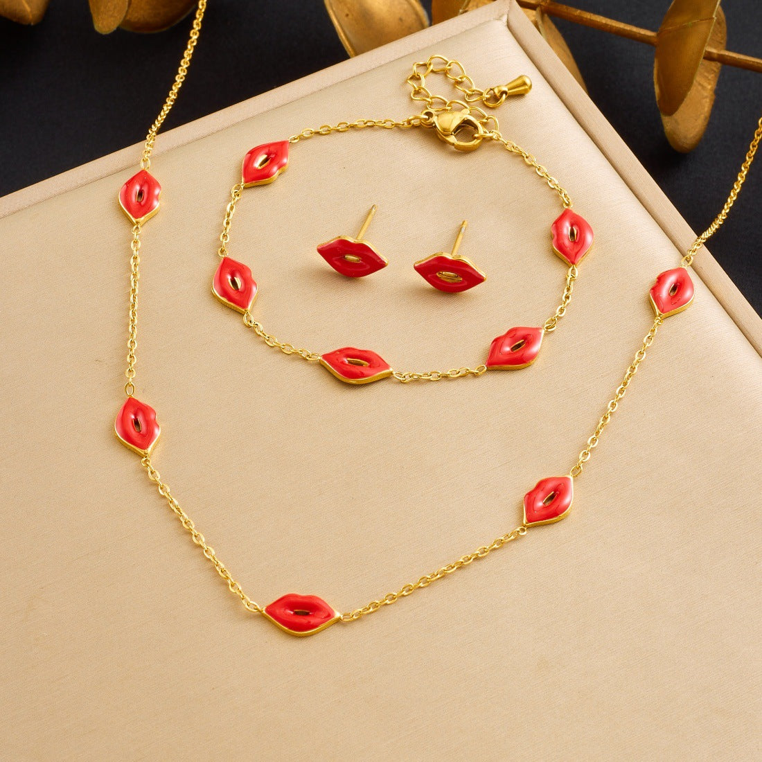Golden Jewelry Set Featuring Lips Pattern, Stylish And Elegant Design For Special Occasions