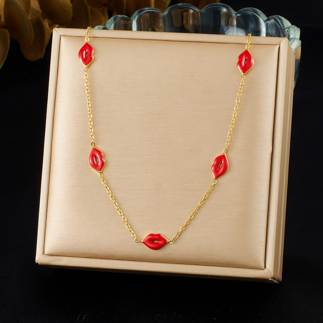 Golden Jewelry Set Featuring Lips Pattern, Stylish And Elegant Design For Special Occasions