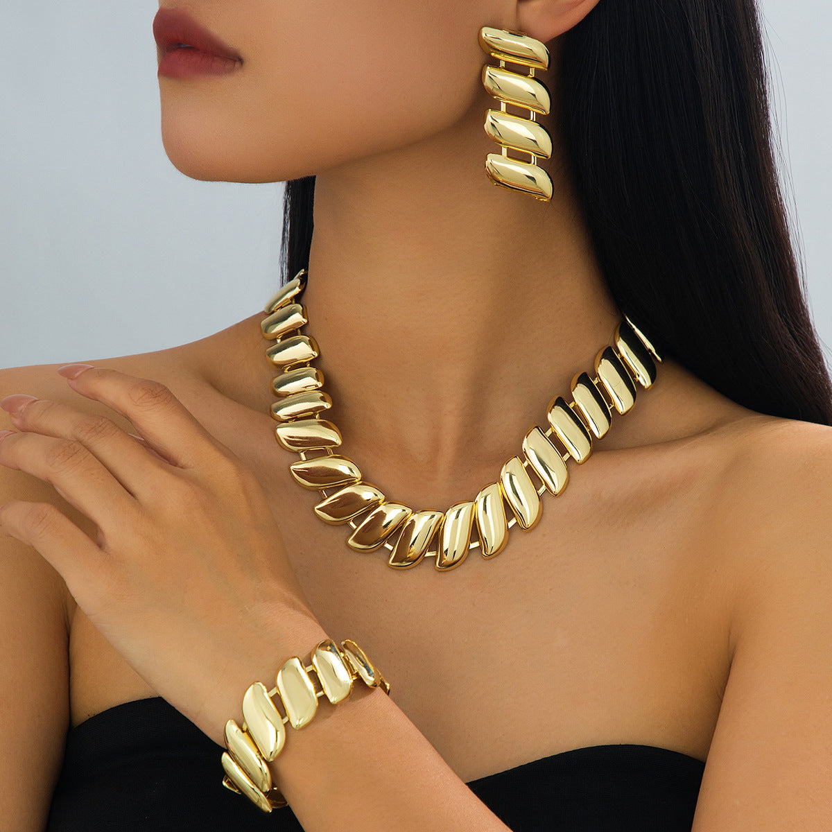 3 Pieces Golden Jewelry Set Featuring Geometric Pattern In Metal