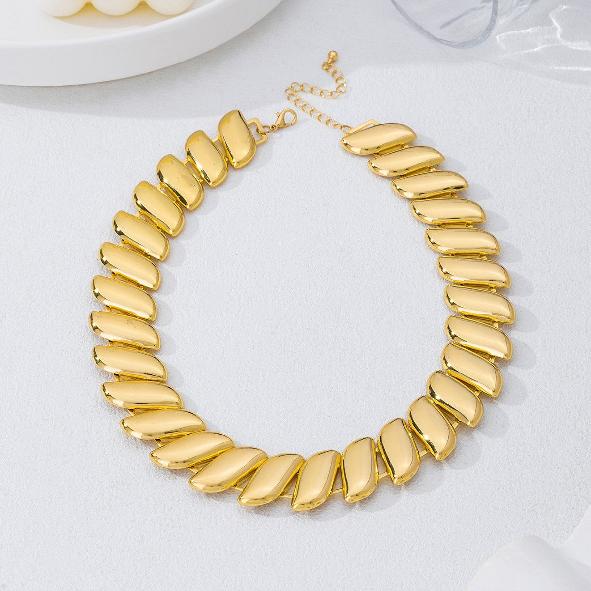 3 Pieces Golden Jewelry Set Featuring Geometric Pattern In Metal