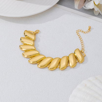 3 Pieces Golden Jewelry Set Featuring Geometric Pattern In Metal