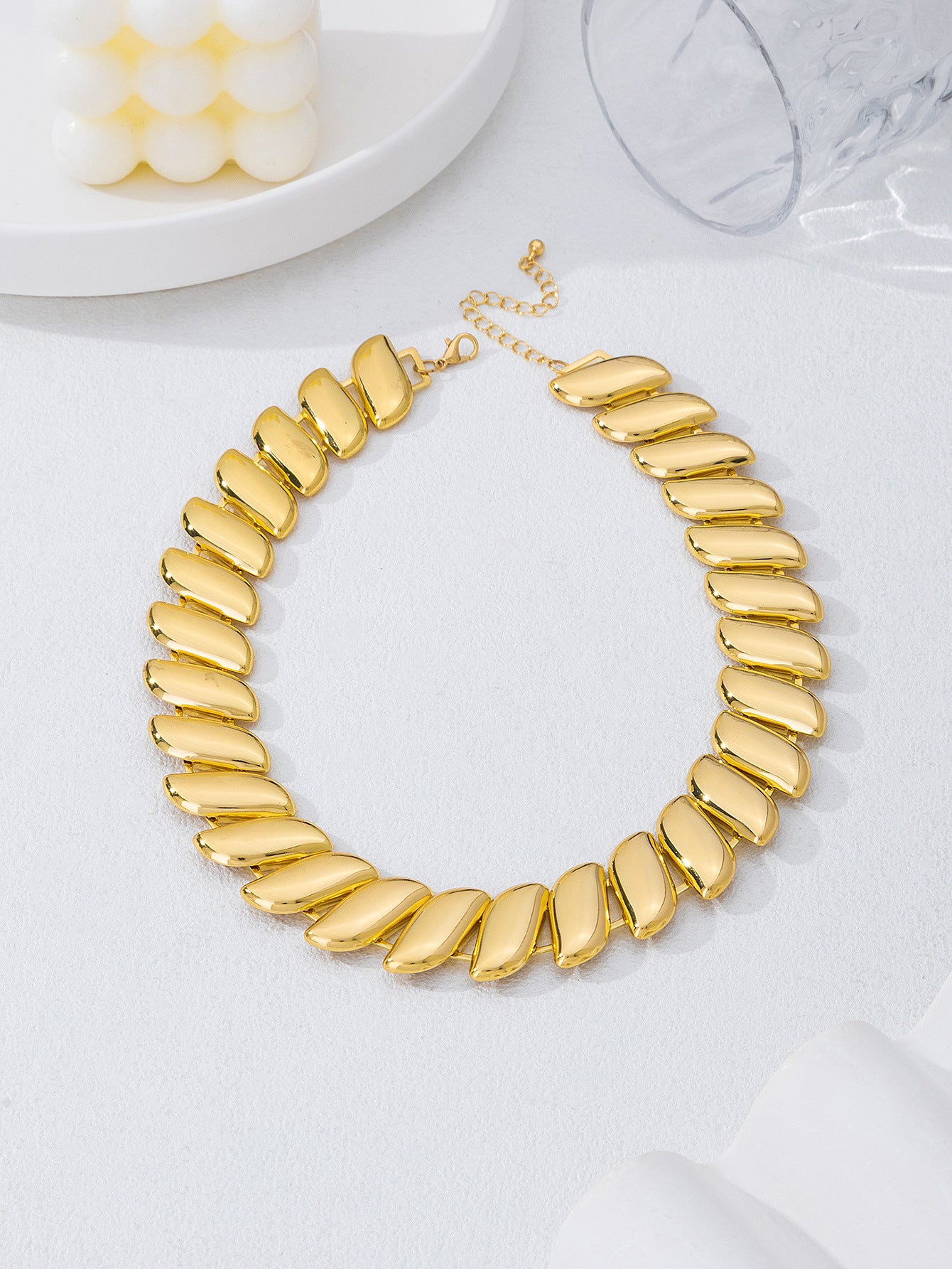 3 Pieces Golden Jewelry Set Featuring Geometric Pattern In Metal