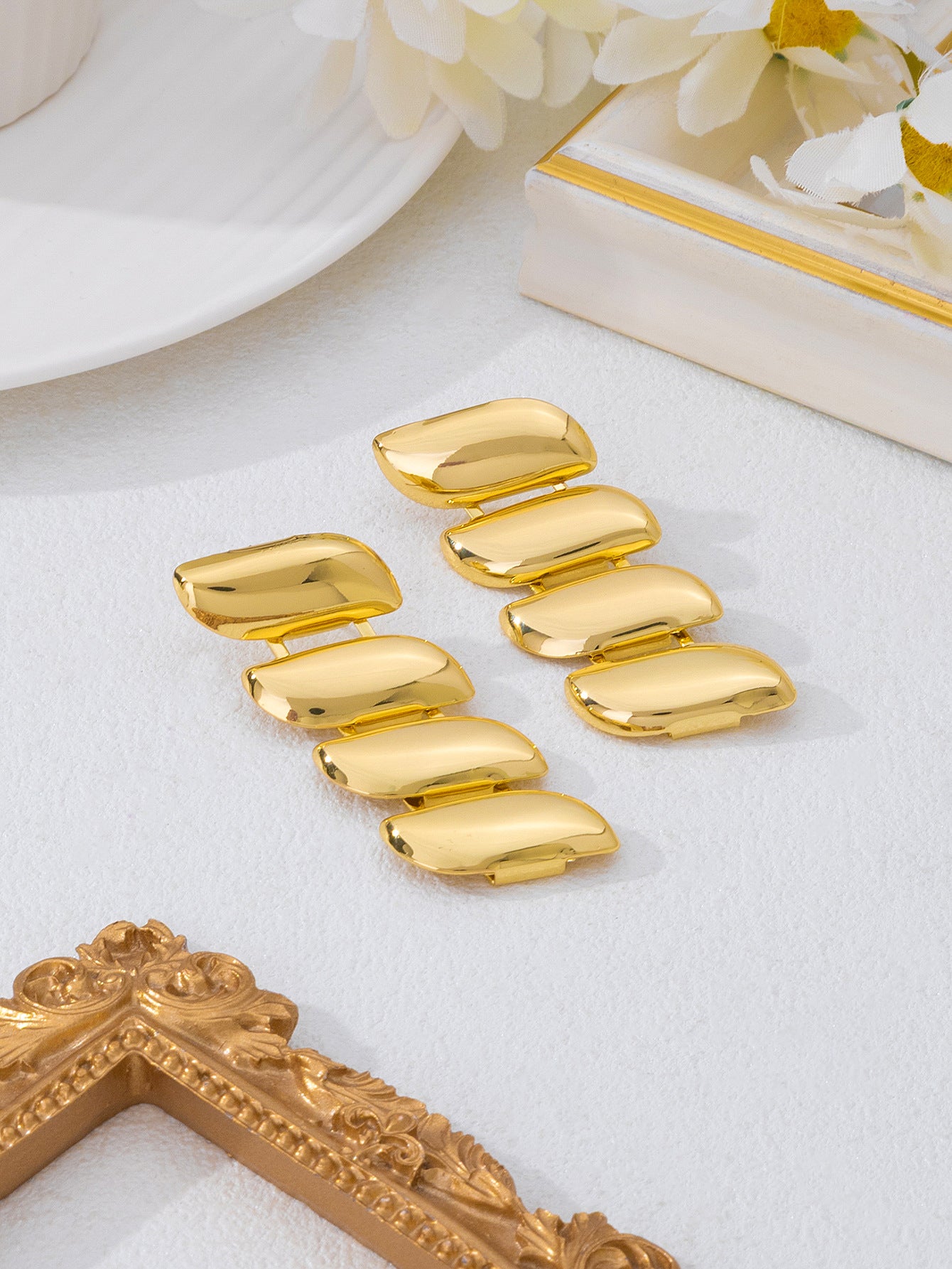 3 Pieces Golden Jewelry Set Featuring Geometric Pattern In Metal