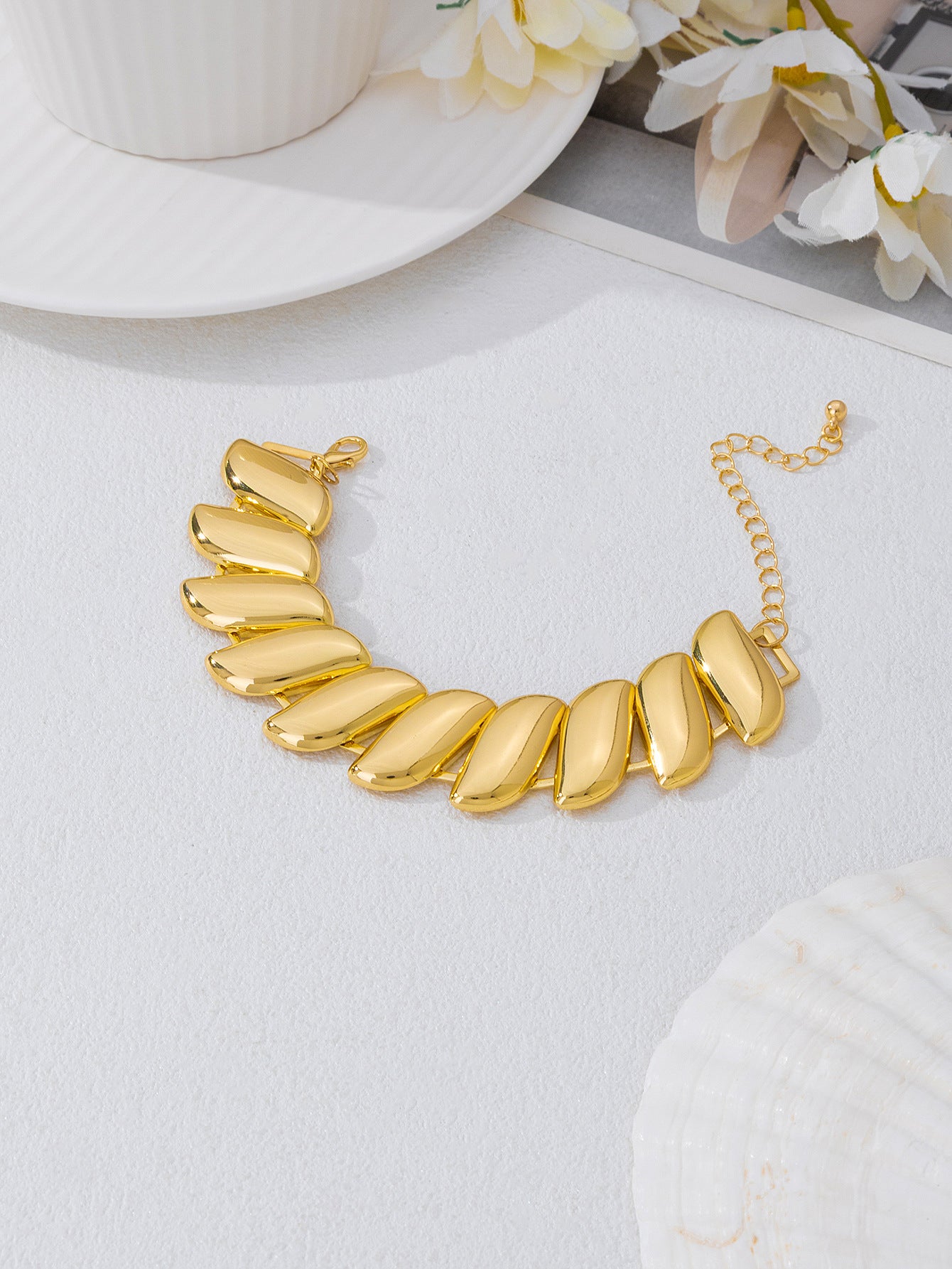 3 Pieces Golden Jewelry Set Featuring Geometric Pattern In Metal