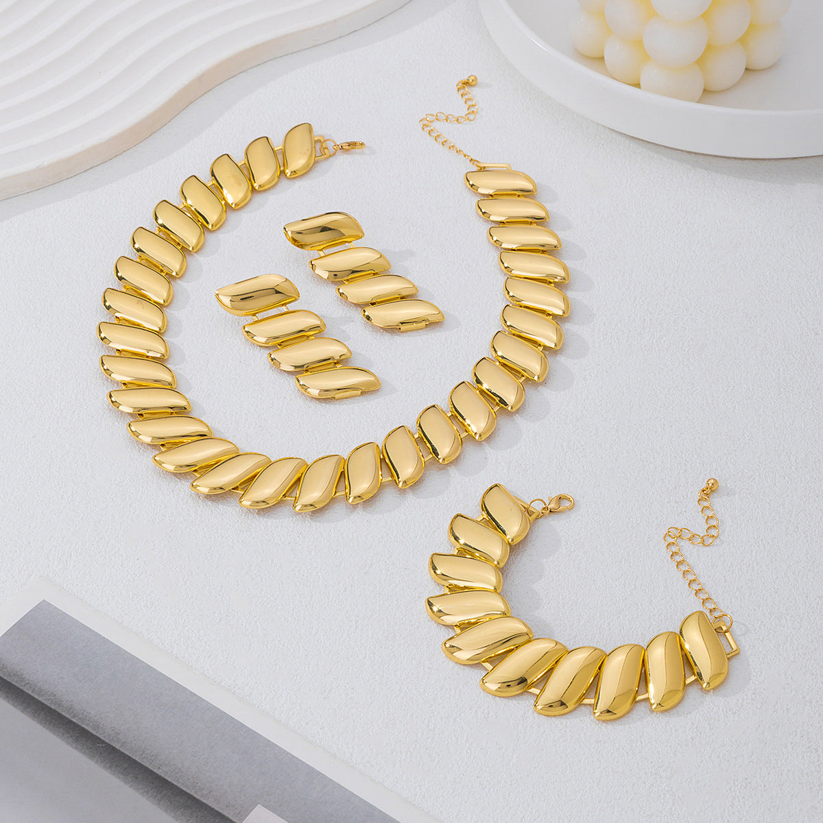 3 Pieces Golden Jewelry Set Featuring Geometric Pattern In Metal