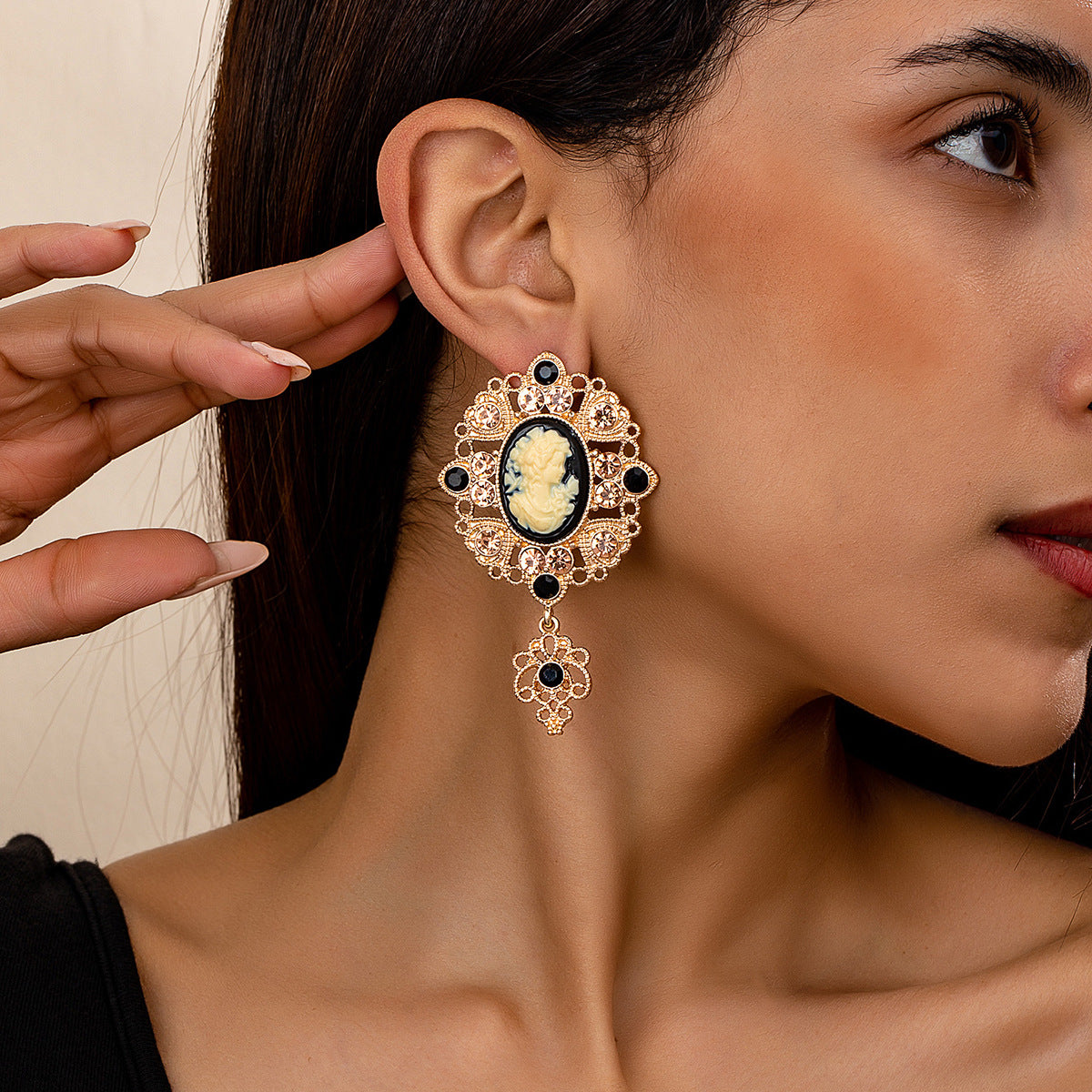 Retro Plastic Drop Earrings For Stylish Look In Black