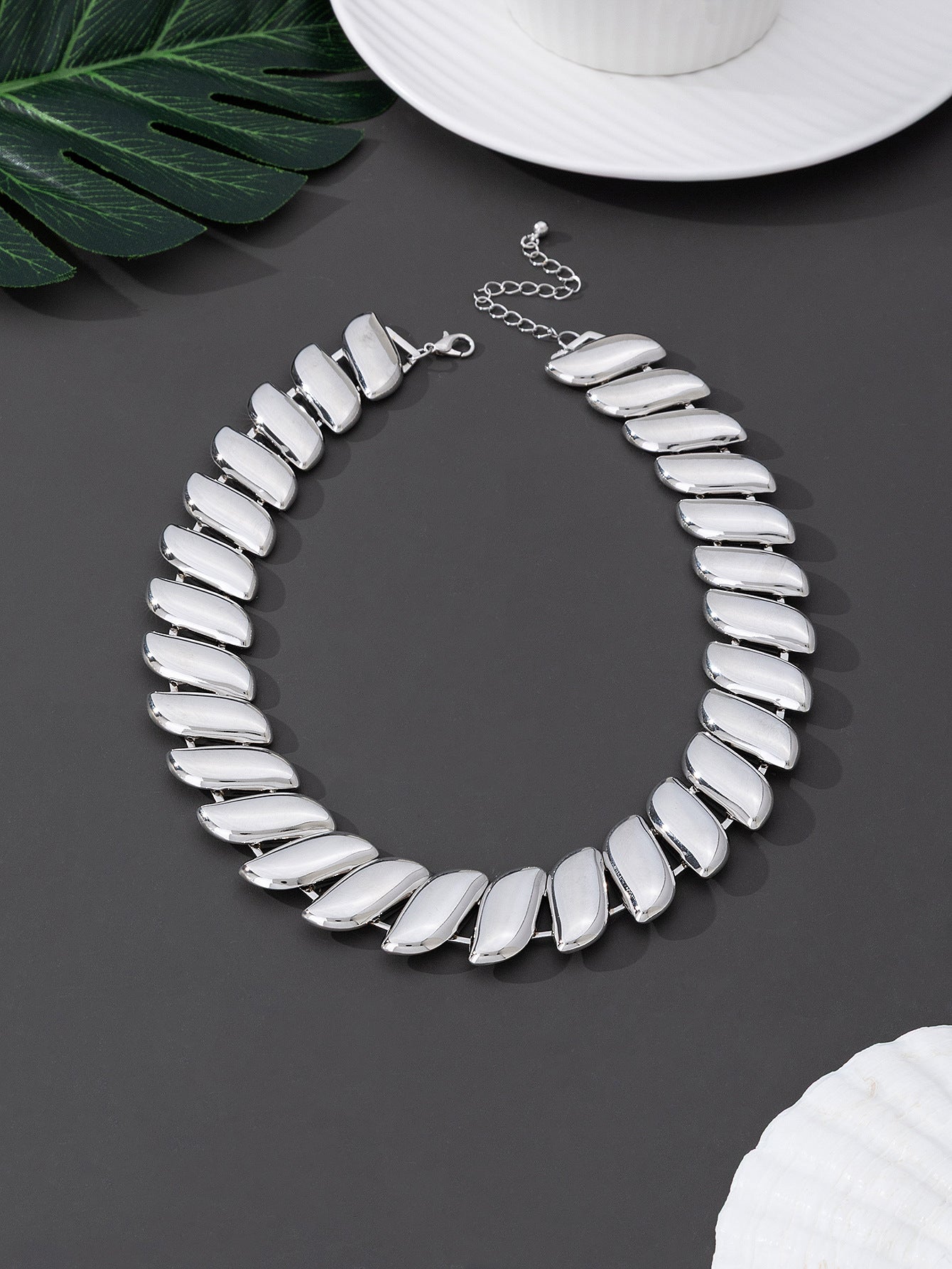 3 Pieces Golden Jewelry Set Featuring Geometric Pattern In Metal