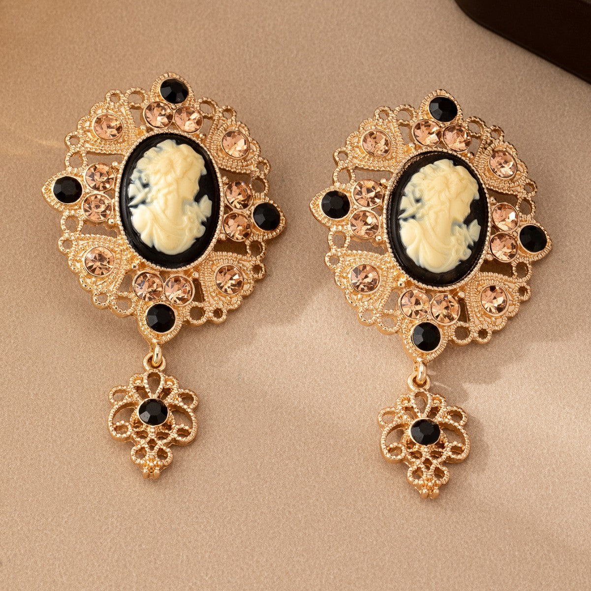 Retro Plastic Drop Earrings For Stylish Look In Black