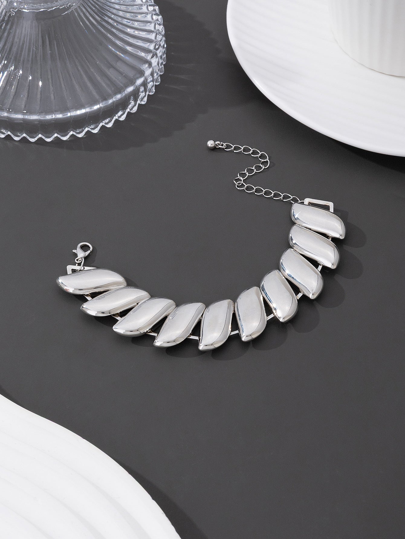 3 Pieces Golden Jewelry Set Featuring Geometric Pattern In Metal