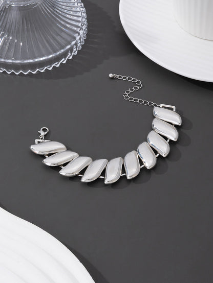 3 Pieces Golden Jewelry Set Featuring Geometric Pattern In Metal