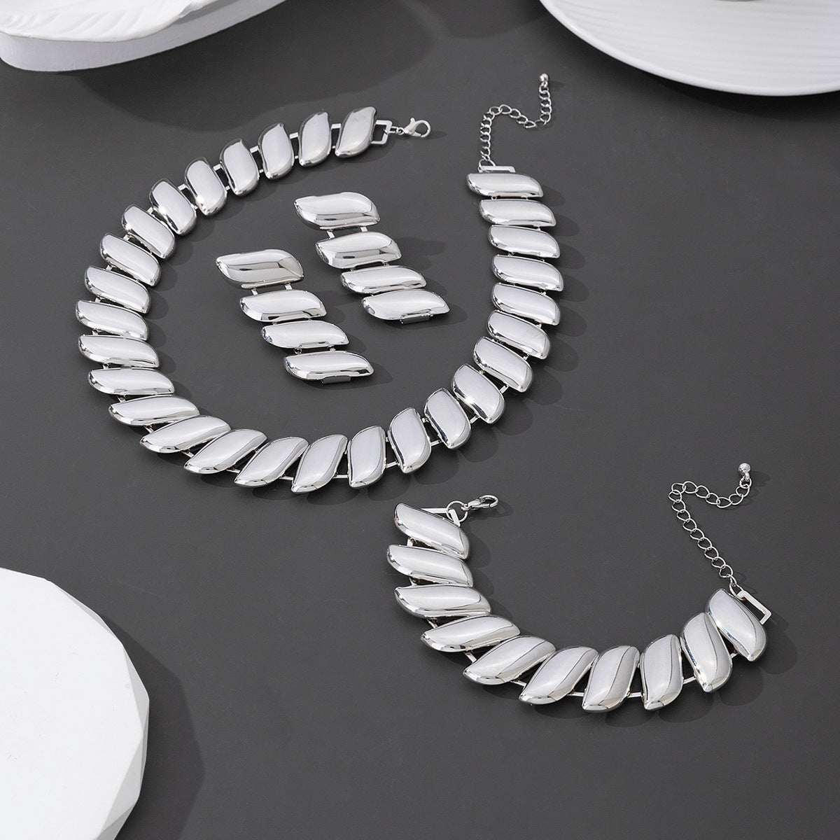 3 Pieces Golden Jewelry Set Featuring Geometric Pattern In Metal
