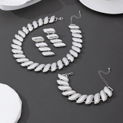 3 Pieces Golden Jewelry Set Featuring Geometric Pattern In Metal