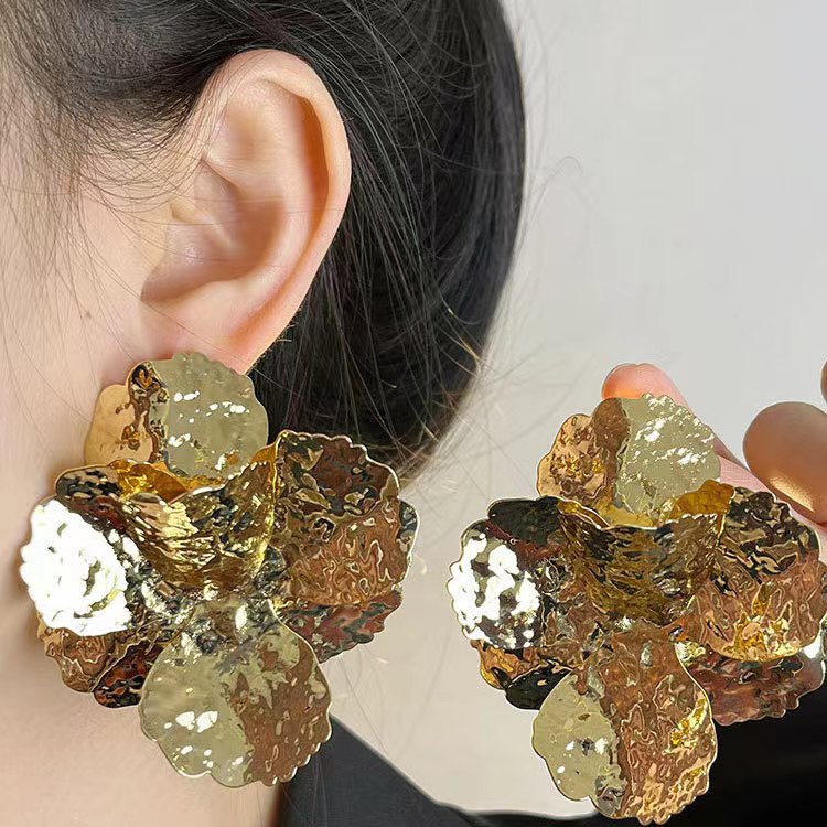 Retro Flower Stud Earrings In Gold Featuring Delicate Petal Design For Elegant Style