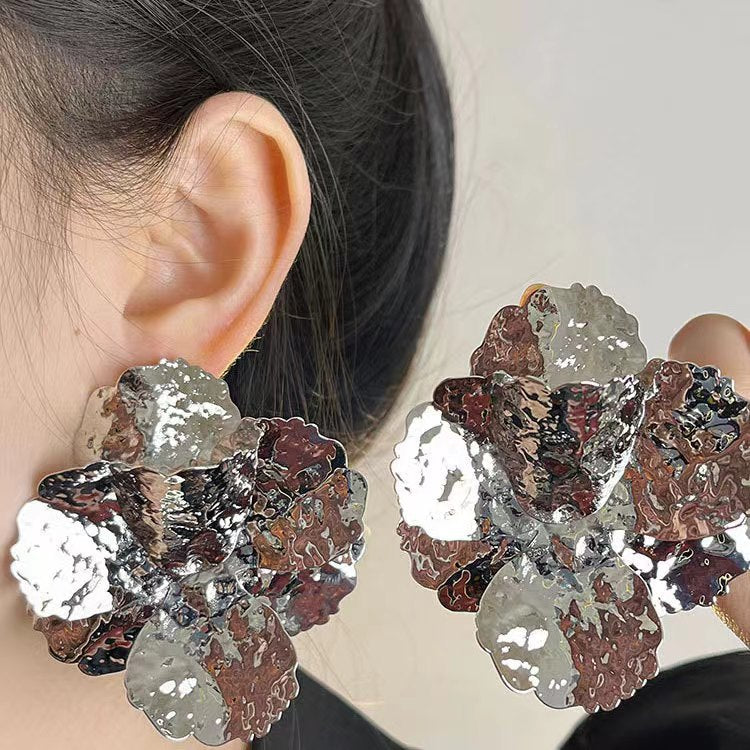 Retro Flower Stud Earrings In Gold Featuring Delicate Petal Design For Elegant Style
