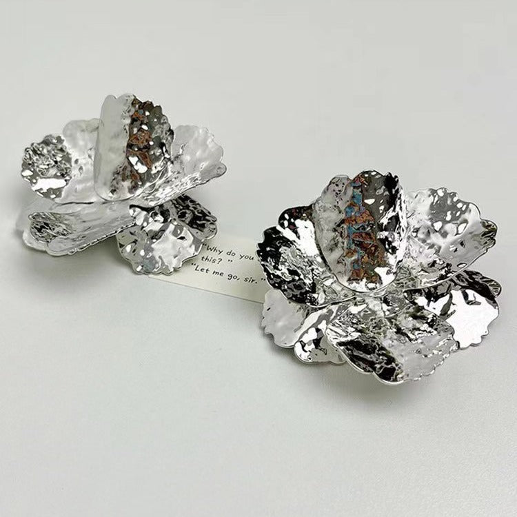 Retro Flower Stud Earrings In Gold Featuring Delicate Petal Design For Elegant Style