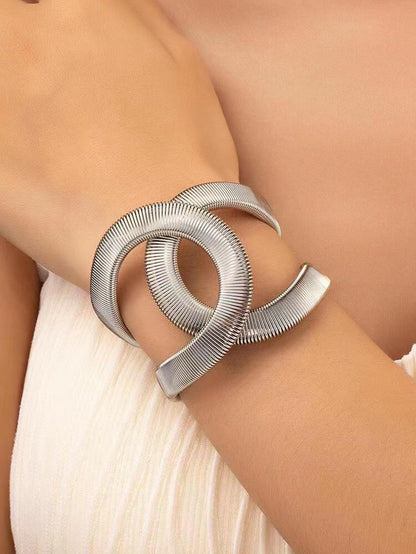 Round Pattern Metal Bangle In Gold For Elegant Style