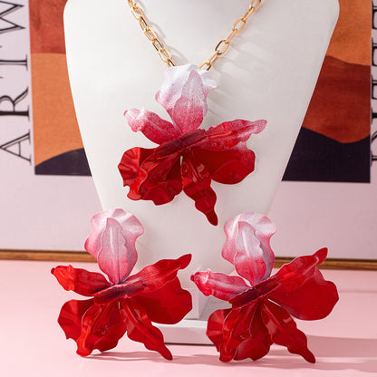 White Jewelry Set Featuring Elegant Flowers Pattern, Perfect For Stylish Occasions