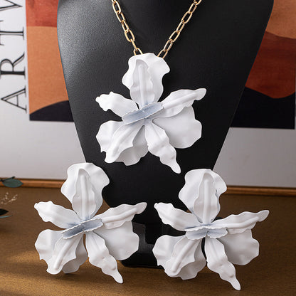 White Jewelry Set Featuring Elegant Flowers Pattern, Perfect For Stylish Occasions