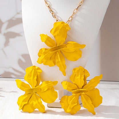 White Jewelry Set Featuring Elegant Flowers Pattern, Perfect For Stylish Occasions