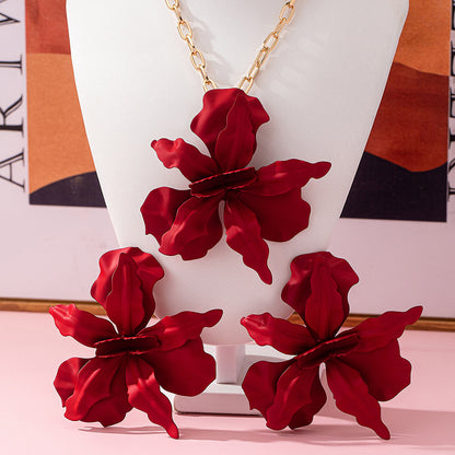 White Jewelry Set Featuring Elegant Flowers Pattern, Perfect For Stylish Occasions