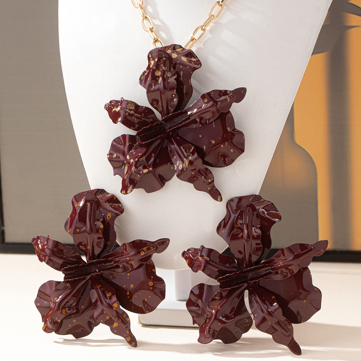 White Jewelry Set Featuring Elegant Flowers Pattern, Perfect For Stylish Occasions