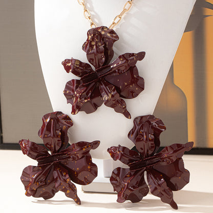White Jewelry Set Featuring Elegant Flowers Pattern, Perfect For Stylish Occasions